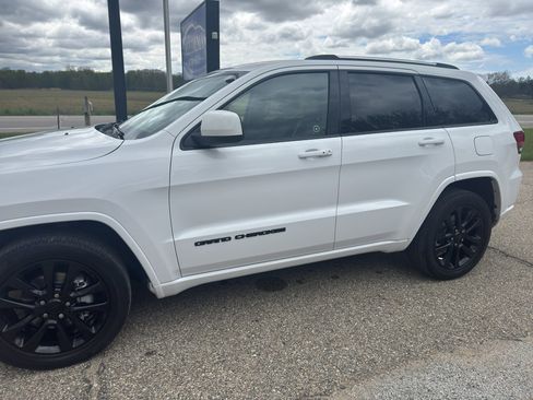 Used 2019 Jeep Grand Cherokee Altitude AWD/4WD image 6