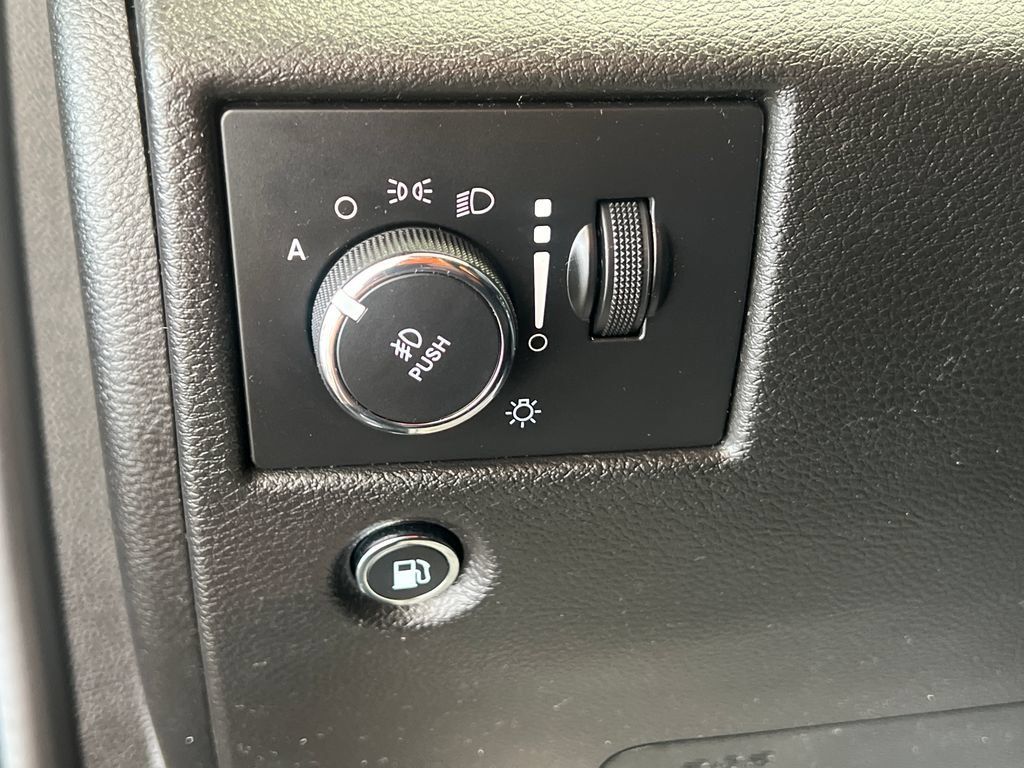 Used 2021 Jeep Grand Cherokee Laredo AWD/4WD image 27