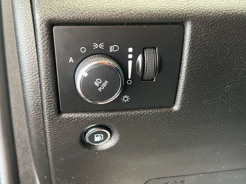 Used 2021 Jeep Grand Cherokee Laredo AWD/4WD image 27