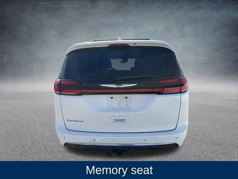 Used 2022 Chrysler Pacifica Touring-L image 4