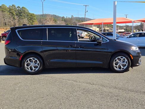 Used 2024 Chrysler Pacifica Limited FWD image 6