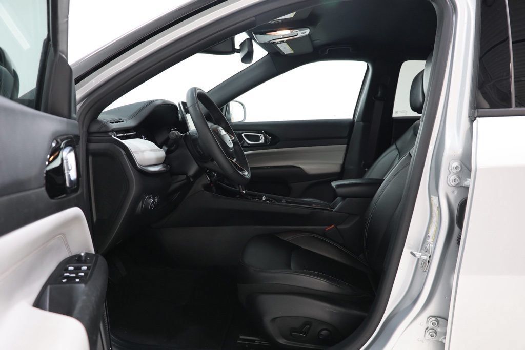 Used 2025 Jeep Compass Limited AWD/4WD image 18