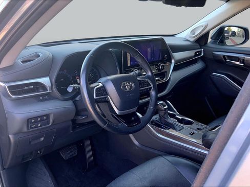 Used 2023 Toyota Highlander Platinum FWD image 18