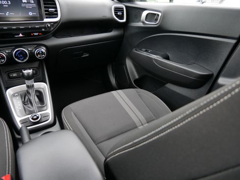 Used 2022 Hyundai Venue SEL FWD image 11