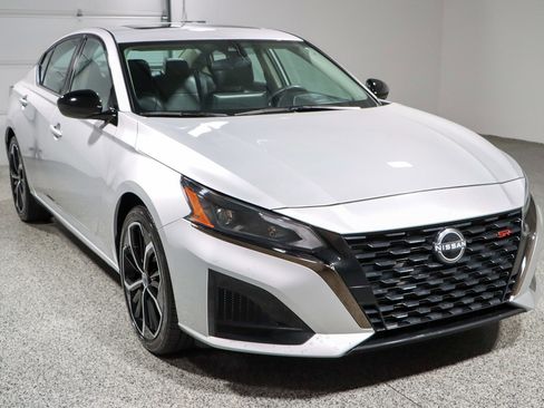 Used 2024 Nissan Altima 2.5 SR w/ SR Premium Package image 5