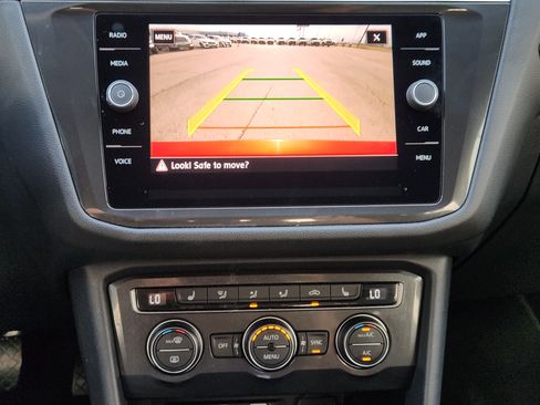 Used 2018 Volkswagen Tiguan SE FWD image 19