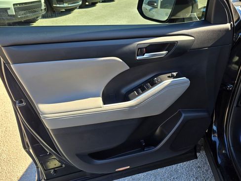 Used 2021 Toyota Highlander XLE image 13