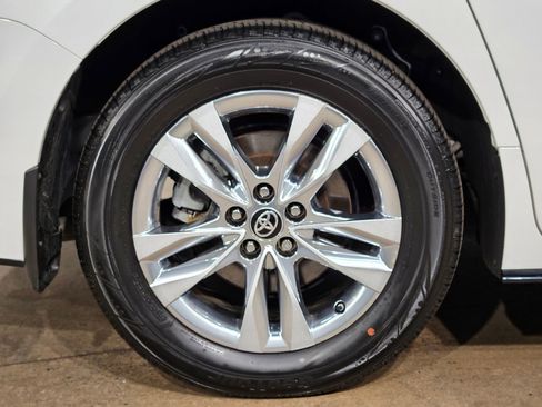 Certified 2024 Toyota Sienna Limited FWD image 17