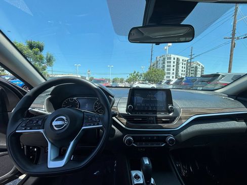 Used 2025 Nissan Altima 2.5 SV FWD image 33
