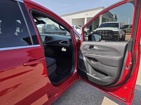 New 2026 Chrysler Pacifica Select FWD image 17