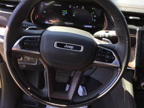 Used 2023 Jeep Grand Cherokee Summit w/ High Altitude Package AWD/4WD image 9