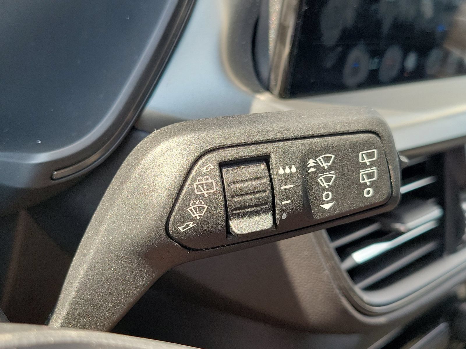 Used 2025 Ford Escape Active w/ Tech Pack #1 FWD image 16