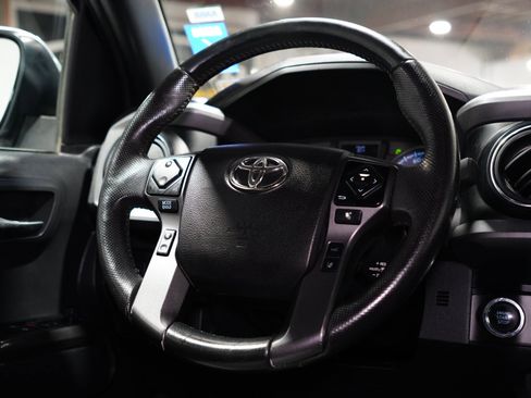 Used 2022 Toyota Tacoma TRD Sport w/ Technology Package image 13