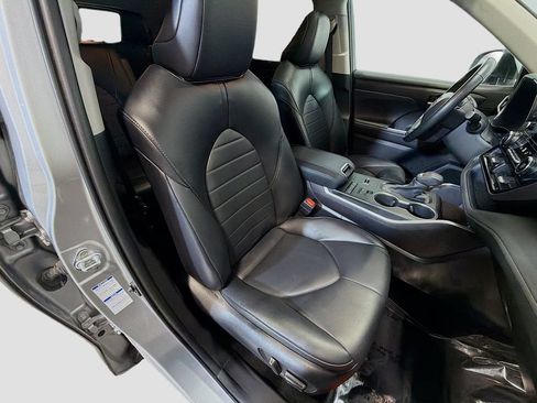 Used 2022 Toyota Highlander XLE AWD/4WD image 31