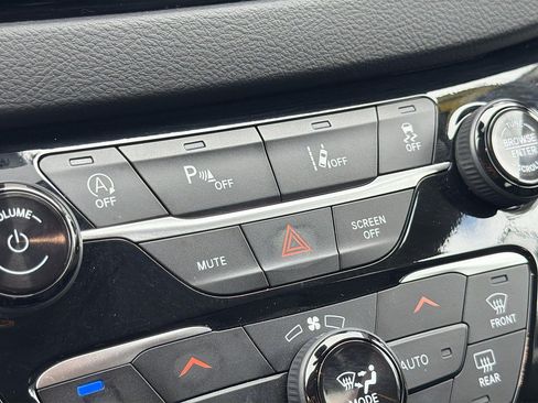 Used 2024 Chrysler Pacifica Touring-L FWD image 17
