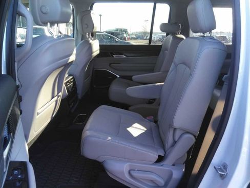 Used 2024 Jeep Wagoneer Series II AWD/4WD image 8