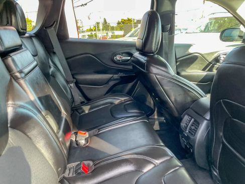 Used 2019 Jeep Cherokee Latitude Plus AWD/4WD image 31