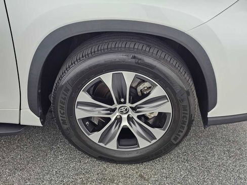 Used 2023 Toyota Highlander XLE FWD image 9