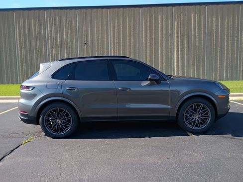Certified 2025 Porsche Cayenne AWD/4WD image 8