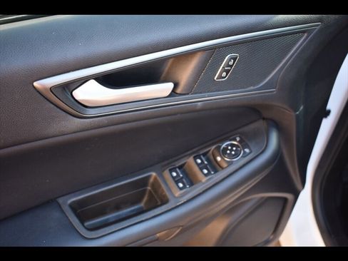 Used 2020 Ford Edge SE FWD image 19