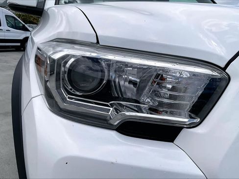 Used 2020 Toyota Tacoma TRD Off-Road w/ Technology Package AWD/4WD image 31