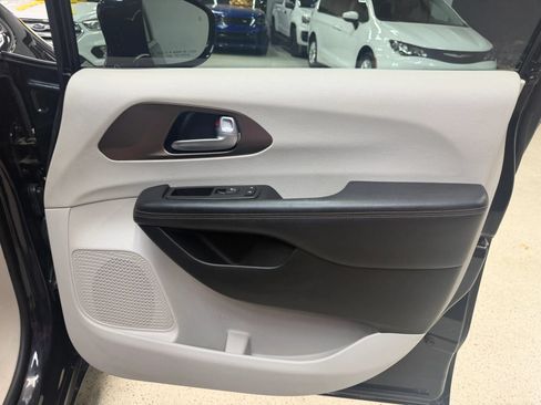 Used 2017 Chrysler Pacifica Touring-L Plus w/ Advanced Safetytec Group FWD image 30