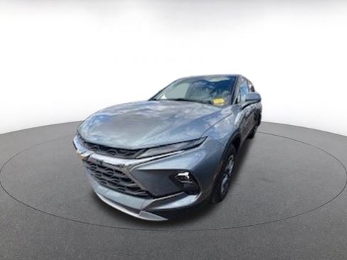 Used 2025 Chevrolet Blazer LT image 3