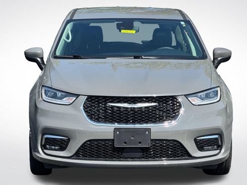 Used 2023 Chrysler Pacifica Touring-L AWD/4WD image 3