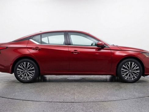 Used 2025 Nissan Altima 2.5 SV image 11