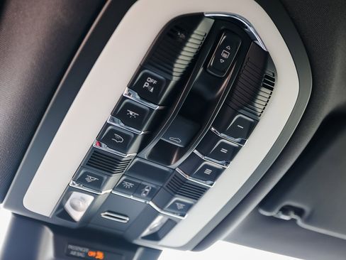 Certified 2025 Porsche Macan image 21