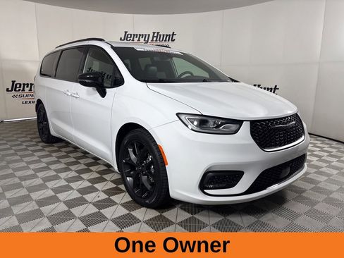 Used 2025 Chrysler Pacifica Limited image 4