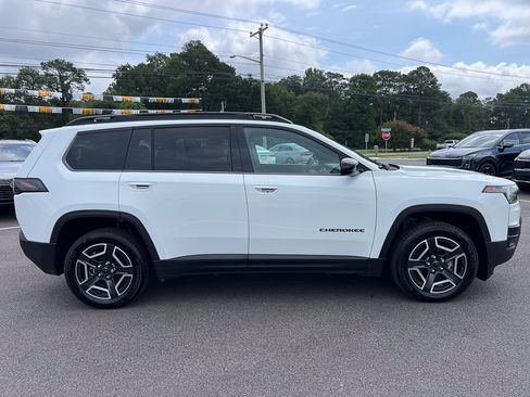 Used 2026 Jeep Cherokee Laredo AWD/4WD image 9