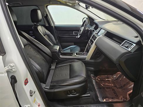Used 2019 Land Rover Discovery Sport SE image 11