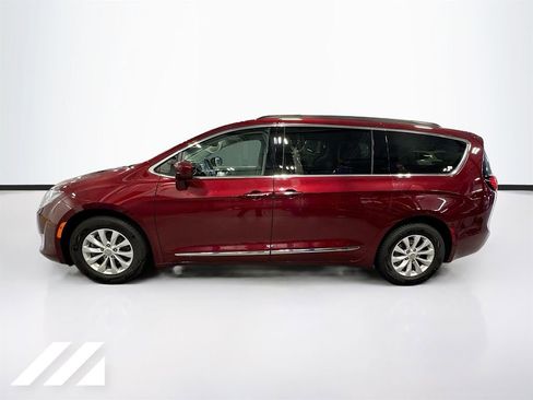Used 2017 Chrysler Pacifica Touring-L image 8