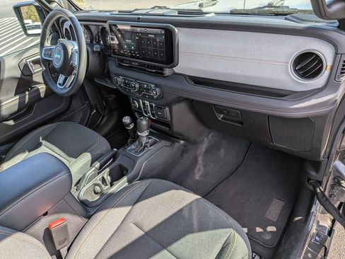 Used 2025 Jeep Wrangler Sahara image 34