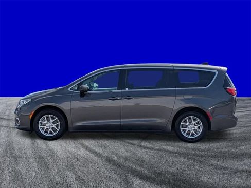Used 2023 Chrysler Pacifica Touring-L FWD image 7