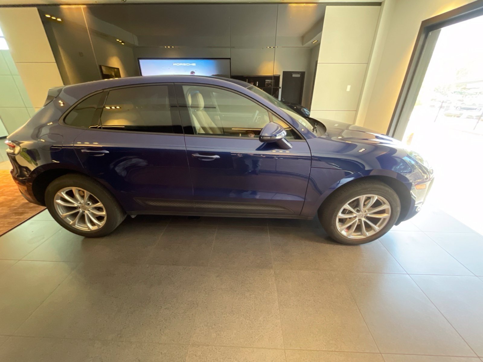 Used 2024 Porsche Macan AWD/4WD image 4