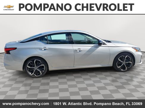 Used 2024 Nissan Altima 2.5 SR image 2