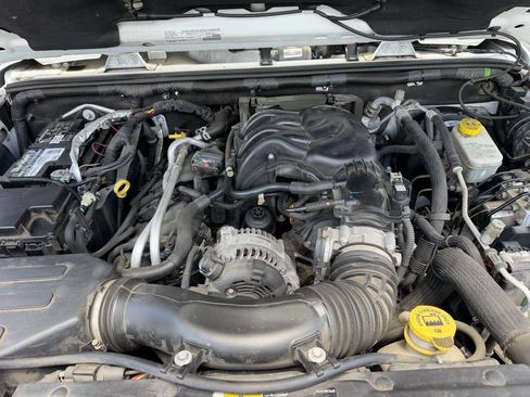 Used 2017 Jeep Wrangler Sahara w/ Connectivity Group AWD/4WD image 10