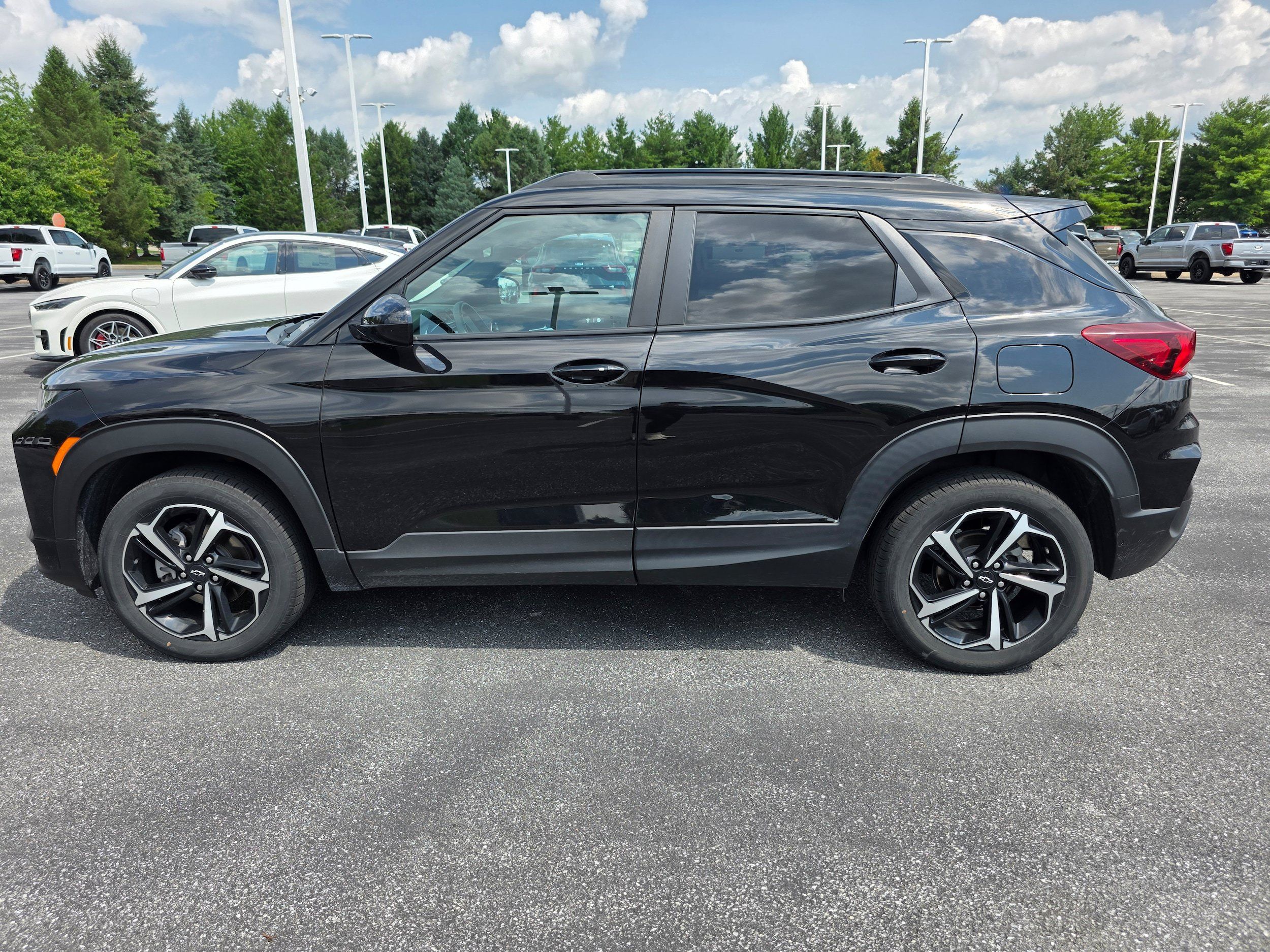 Used 2023 Chevrolet TrailBlazer RS w/ Sun and Liftgate Package AWD/4WD image 2