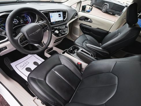 Used 2024 Chrysler Pacifica Limited FWD image 15