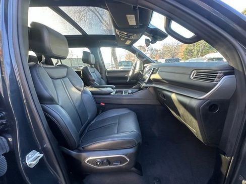 Used 2024 Jeep Wagoneer L Series II w/ Premium Group I image 32