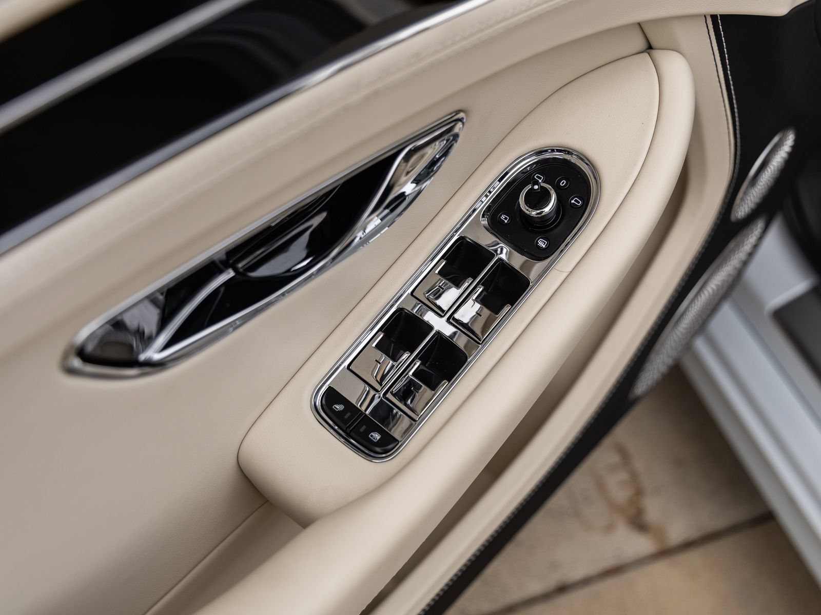 Used 2025 Bentley Continental GTC AWD/4WD image 25