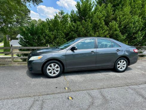 Used 2011 Toyota Camry image 2