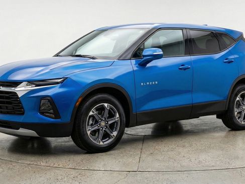 Used 2025 Chevrolet Blazer LT image 3