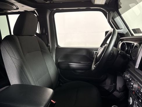Used 2021 Jeep Gladiator Willys image 11