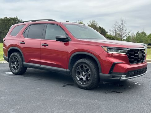 Certified 2025 Honda Pilot TrailSport image 2