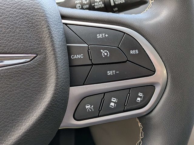 Used 2024 Chrysler Pacifica Touring-L FWD image 27