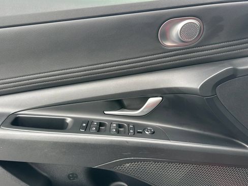 Used 2023 Hyundai Elantra Limited FWD image 10