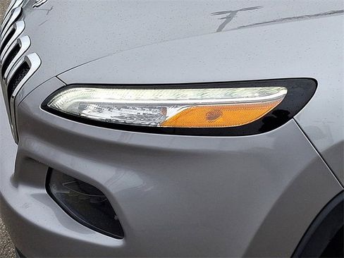 Used 2016 Jeep Cherokee Sport image 25